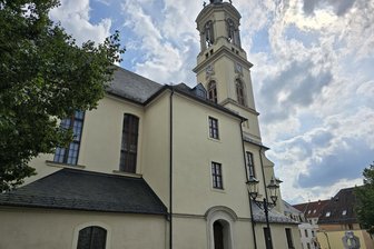 Werdau: Fraureuther steigen der Marienkirche aufs Dach - Eine Fraureuther Firma hat die Dachrinnen und Fallrohre der Marienkirche gereinigt.