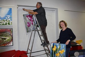 Werdau: Fünf Frauen präsentieren Arbeiten in Acryltechnik - Wolfgang Namyslok und Hobbykünstlerin Gudrun Wanke beim Aufbau der Ausstellung.