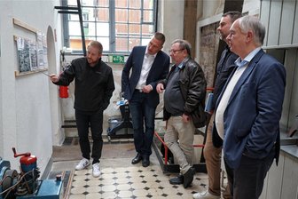 Werdau: Gäste aus Bayern auf Besichtigungstour - Im Museum machte Leiter Markus Döscher (l.) die Gäste der Partnerkommune mit der Stadtgeschichte vertraut.