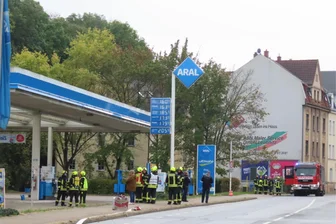 Werdau: Gasaustritt an einer Tankstelle - Weil Gas aus einer Zapfsäule austrat, sind die Feuerwehren von Werdau und Steinpleis an die Tankstelle an der Greizer Straße ausgerückt.