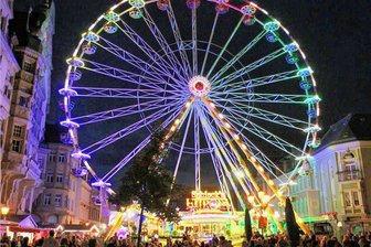 Werdau: Gibt es eine Alternative zum traditionellen Stadtfest? - War viele Jahre das Markenzeichen des Straßenfestes: Das Riesenrad nahe dem Rathaus.