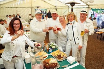 Werdau: Größter Werdauer Verein lädt zum Dinner in Weiß im XXL-Format ein - Zur großen Fete serviert der Heimatverein Landwehrgrund seinen Gästen auch wieder seine legendäre Weißbierbowle.