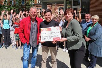 Werdau: Gymnasium bekommt Spende für Digitalisierung - Tamino Weigl (Mitte) brachte die Aktion ins Rollen. Uwe Fischer und Stephanie Kirchhof brachten Geld vorbei. 