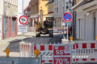 Werdau: Händler entlang der Einkaufsmeile sind maximal genervt - Auch auf dem Abschnitt der August-Bebel-Straße zwischen Freiherr-vom-Stein-Straße und oberer Marktausgang sind derzeit die Bagger zugange. Auf diesem Stück finden derzeit Sicherungsarbeiten am Fernwärmenetz statt, damit 2025 auf diesem Abschnitt zügig gearbeitet werden kann.