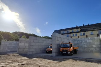 Werdau: Hallenneubau bekommt jetzt das Dach - Die einzelnen Blöcke der neuen Halle stehen schon. Nun fehlt noch das Dach.