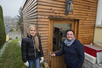 Werdau: Handwerkliches Geschick schafft Igelparadies für das Zwickauer Land - Claudia Schindler mit Tochter Mia vor dem selbst gebauten Igelhaus auf dem Privatgrundstück im Werdauer Ortsteil Sorge.