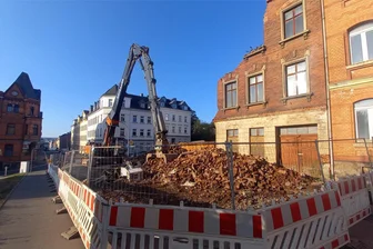 Werdau: Hausabriss in der Unteren Holzstraße läuft - Der Abriss des ruinösen Wohnhauses Untere Holzstraße 37 in Werdau läuft.