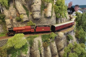Werdau: Hogwarts Express hält noch dreimal im Koberbachcentrum - Der Hogwarts Express von Torsten Sauer und Kerstin Nitsch zieht noch einmal am Buß- und Bettag und am kommenden Wochenende im Langenhessener Koberbachcentrum seine Bahn.