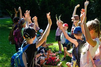 Werdau: Hortkinder sammeln Müll im Stadtpark - Hortkinder aus der Kita „Sonnenschein“ vor dem Start ihrer Pflanzaktion im Werdauer Stadtpark.