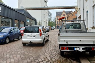 Werdau: Huckelpiste in der Bahnhofsvorstadt wird saniert – Parkplätze bleiben - Das Kopfsteinpflaster auf der Werdauer Ottostraße weicht einer Asphaltdecke.
