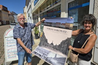 Werdau im Schaufenster: Neues Plakat ergänzt Stadtbilder-Serie - Ulrich Puchelt und Kathrin Schwanitz zeigen das Plakat für das Gebäude Markt 36.