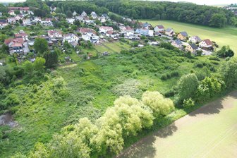 Werdau: Investor für Eigenheim-Baugebiet springt ab - Auf dieser Fläche in der Friedenssiedlung (im Vordergrund) sollten weitere Eigenheime entstehen.