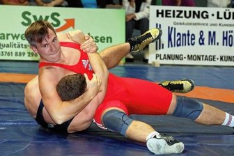 Werdau ist gegen Liga-Neuling obenauf - Martin Kretzschmar (rot) brachte mit seinem Schultersieg gegen Jakob Struczynski die Werdauer Riege auf die Siegerstraße. 