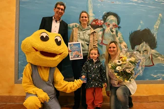 Werdau: Jubiläumsgäste im Hallen- und Freibad „Webalu“ kommen aus Wildenfels - Aline Wüstner und Anni wurden von Candy Schaub (re.) und Stadtwerke-Geschäftsführer Hendrik Haertwig beglückwünscht.
