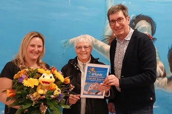 Werdau: Jubiläumsgast im Hallen- und Freibad „Webalu“ geht am liebsten in die Sauna - Gabriele Felbinger (Mitte) wurde von Candy Fischer und Hendrik Haertwig beglückwünscht.