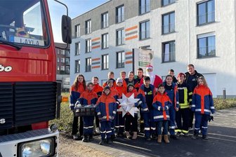 Werdau: Jugendfeuerwehr wird zur „Wichtelbrigade“ und besucht Seniorenheime - Mädchen und Jungen der Gemeindejugendfeuerwehr Werdau besuchten auch Senioren im Alloheim.