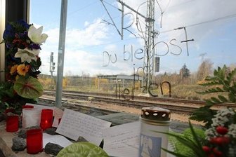 Werdau: Jugendlicher auf Waggondach durch Stromschlag getötet - Im Aufgang zu den Bahnsteigen 3/4 des Bahnhofs Werdau gedenken Freunde des am Samstag tödlich verunglückten Jugendlichen.