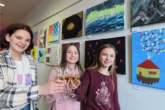 Werdau: Junge Künstler verschönern die Stadthalle - Isabella Marie Walnsch, Anni Claus und Anne Seifert (v. l.) stießen mit alkoholfreiem Sekt auf ihre Ausstellung an.