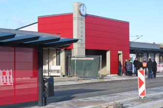 Werdau: Kameras innen und außen sollen neuen Bahnhof vor Vandalismus schützen - Das Servicegebäude hat bereits seine Uhr, doch die Zeit zeigt sie noch nicht an. Die Fassade des Bahnhofes ist mit speziellen Platten verkleidet, die bei Zerstörungen ausgewechselt und gereinigt werden können.