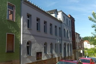 Werdau kann die Schwerathletikhalle sanieren - Die Schwerathletikhalle (helles Gebäude) in Werdau wird erneut für einige Monate zur Baustelle. 