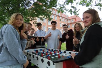 Werdau: Kein Fakeanruf, sondern gute Nachrichten zum Schuljahresende - Am letzten Schultag verbrachten die Mädchen und Jungen der Diesterwegschule noch einmal gemeinsam Zeit, unter anderem beim Tischfußball.