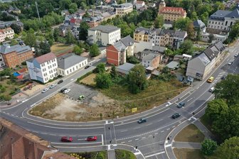 Werdau: Kein Interesse an „Filetstück“ in der Innenstadt - An der Kurve nahe dem Gedächtnisplatz hat die Stadt ein Grundstück in bester Lage. Ein Käufer ist nicht in Sicht.