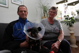 Werdau: Kleiner Hund Jonny überlebt Beißattacke nur knapp - Christian Dietrich und Anneliese Mahnke sind froh, dass Hündchen Jonny die Beißattacke überlebt hat.