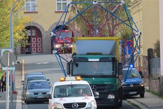 Werdau: Kletterspinne krabbelt in Windeseile über die Bundesstraße - Flankiert von Bauhof und Polizei rollte am Donnerstag der Lastwagen mit dem Spielgerät die Körnerstraße hinunter.