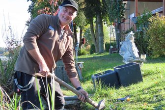 Werdau: Koberbachtalsperre nach Großfeuer beliebt wie nie - Für Verein ist noch keine Winterruhe - Andreas Neuber war am Dienstag dabei, seine Steganlage am Ufer des Gewässers zurückzubauen. Die Vereinsmitglieder haben noch einiges an Arbeit vor sich.