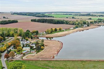 Werdau: Koberbachtalsperre steht vor Neustart - Die Koberbachtalsperre ist derzeit nur knapp zur Hälfte mit Wasser gefüllt und das trotz der Niederschläge der vergangenen Tage. Das liegt vor allem daran, dass ständig Tiefenwasser abgelassen wird, um die Wasserqualität schrittweise zu verbessern.Foto: Mario Dudacy