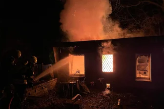 Werdau: Kripo ermittelt nach viertem Laubenbrand in diesem Jahr - Kurz nach 20 Uhr war der Laubenbrand nahe dem Kranzberg in Werdau am Montagabend ausgebrochen. Noch ist die Ursache unklar. Die Kripo hat die Ermittlungen aufgenommen. Insgesamt waren 45 Feuerwehrleute im Einsatz.