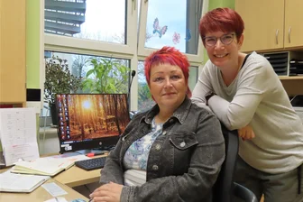 Werdau: Kummerkasten, Detektivin und Ruhepol – Leubnitzer Schulmanagerin verabschiedet sich - Simone Flechsig (links) gemeinsam mit Schulleiterin Kerstin Wendrich im Sekretariat der Oberschule Leubnitz.