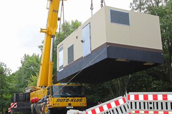 Werdau: Landratsamt rüstet sich für Ernstfall - Das Aufstellen eines großen Notstromagregates am Werdauer Verwaltungszentrum des Landkreises gestaltete sich am Mittwoch komplizierter als gedacht.