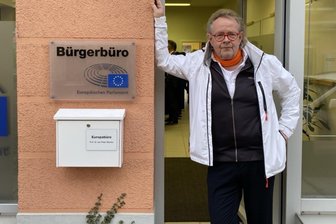 „Werdau liegt mir mehr am Herzen“: Warum der Neurochirurg und EU-Politiker Jan-Peter Warnke für sein Büro nicht auf Zwickau setzt - Der BSW-EU-Abgeordnete Jan-Peter Warnke vor seinem neuen Bürgerbüro in Werdau.