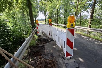 Werdau: Loch an der Straße an der Koberbachtalsperre gibt Rätsel auf - Die Kleinbernsdorfer Straße ist derzeit an der Kober auf einem Stück eingeschränkt.