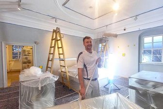Werdau: Malermeister sorgt im Museum für neue Farben - Malermeister Thomas Siegl richtet die Räumlichkeiten des Werdauer Museums vor.