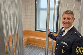 Werdau: Mehr Platz für Polizisten im neuen Revier – kein Komfort für Ganoven - Der Werdauer Revierleiter Marcus Schubert an einer der neu entstandenen Arrestzellen im ehemaligen Gebäude des Grundbuchamtes. In wenigen Tagen werden rund 100 Polizisten das komplett sanierte Haus in Beschlag nehmen.