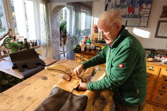 Werdau: Mit Schließung der Sattler-Werkstatt von Wolfgang Dietrich endet die Ära der „Woldi-Boys“ - Seine Ringer-Übungspuppen „Woldi-Boys“ hat Sattlermeister Wolfgang Dietrich in die ganze Welt geschickt. Nun schließt der Meister zum Jahresende seine Werkstatt.