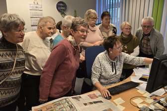Werdau: Mitglieder des Lesecafés mit vielen Fragen zur digitalen Zeitung - Reporterin Annegret Riedel erklärt der Gruppe, wie die Artikel zuerst in die digitale Zeitung gelangen.
