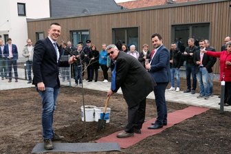 Werdau: Moderne Wohnungen für Senioren - Zur Einweihung der Wohngemeinschaft pflanzten Holger Nerlich (l.) sowie Gerd und Frank Zwinscher eine Linde auf das Gelände.