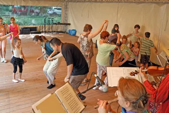 Werdau: Musikschulfest mit einem besonderen Angebot - Groß und Klein können am 20. Juni zum Musikschulfest in Werdau gemeinsam tanzen.