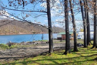 Werdau: Nach Großbrand kann Campingsaison an der Koberbachtalsperre noch nicht starten - Trümmereste des Großbrandes liegen noch immer auf dem Gelände des hinteren Zeltplatzes. 
