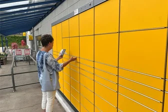 Werdau: Neue Packstation ohne Display und Scanner - Reporterin Annegret Riedel hat die neue App-gesteuerte Packstation am Getränkemarkt in Werdau getestet.