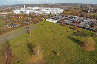 Werdau: Neue Rettungswache entsteht nahe der Pleißentalklinik - Auf dieser Wiesenfläche nahe der Pleißentalklinik soll die neue Rettungswache entstehen.