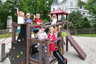 Werdau: Neuer Spielplatz für die Kinder im Ortsteil Leubnitz - Viele Leubnitzer Kinder – wie hier die Häschengruppe der Kita „Wirbelwind“ – freuen sich über die Spielgeräte.