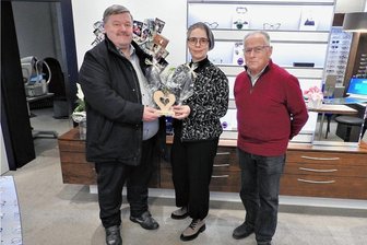 Werdau: Optiker Näser feiert 85. Geburtstag - Sören Kristensen gratulierte Barbara Näser-Küchler und Jürgen Näser zum Firmenjubiläum und überreicht ihnen das "Werdauer Herz". 