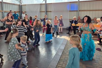 Werdau: Orientalischer Tanz wird zum „Fitnesszauber“ - Bei einem Auftritt kürzlich beim Trünziger Dorf- und Kinderfest – Leiterin Antje Wunderlich (rechts).