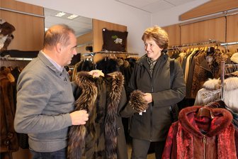 Werdau: Pelz-Förster macht zum Jahresende Schluss - Romy Bernhardt aus Lichtentanne lässt sich von Jürgen Förster gern zu den neuesten Trends beraten. Das Traditionsgeschäft hat viele Stammkunden.