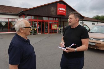 Werdau: Penny-Markt an Crimmitschauer Straße macht bald dicht - Rentner Lothar Schwarzenberger (l.) kann sich noch gut an den Bau des Penny-Marktes erinnern. Im Gespräch mit Reporter Jochen Walther bringt der 82-jährige Langenhessener seinen Ärger und sein Unverständnis über das Aus des Marktes zum Ausdruck.