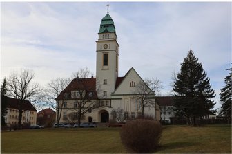 Werdau plant umfassende Sanierung der Holzstraße - Im zweiten Bauabschnitt soll der Verkehr über eine Behelfsstraße über die Wiese an der katholischen Kirche fließen.